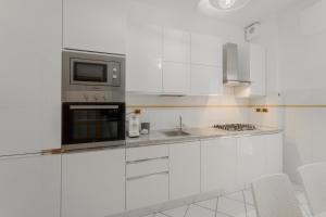 费拉约港Angela Suite的白色的厨房配有微波炉和水槽