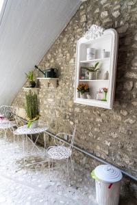 斯波莱托Domus Fontis Pescaia的一间设有椅子的房间,里面装有植物