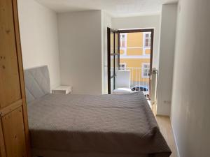 兰茨胡特Helle Zwei-Zimmer-Stadt-Wohnung am Bismarkplatz mit Tiefgarage的一间卧室设有一张床,并有通往阳台的门