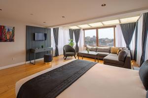 伊斯坦布尔Moss Suites Hotel的酒店客房设有床和客厅。