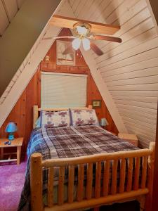 加特林堡Buckberry Creek Chalet的一间卧室配有一张带吊扇的床