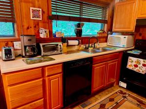 Buckberry Creek Chalet的厨房或小厨房