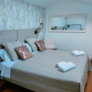 卡斯蒂利翁切洛Suite Eleven的一间卧室配有一张大床和两条毛巾
