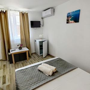 多亚马伊Casa Georgeta的一间卧室配有一张床和一台电视