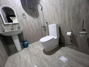 利雅德Kada Suites的浴室配有白色卫生间和盥洗盆。