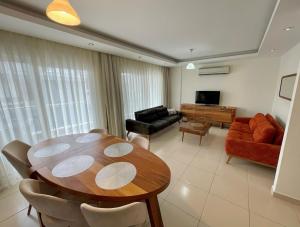 阿拉尼亚SA Apartments! Crystal Family Suites的客厅配有桌子和沙发