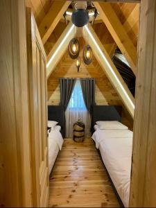 BorjeStar Villas Žabljak的配有木天花板的客房设有两张床。