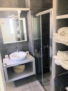MármaraQuiet 2-bedroom sea view villa with shared pool的一间带水槽、淋浴和镜子的浴室