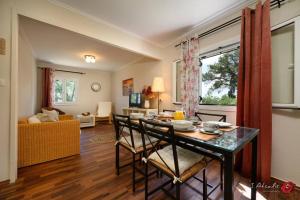 科孚镇Traditional Seaview Home Candili的客厅配有桌椅和沙发