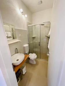 赫瓦尔路克雷西亚公寓的浴室配有卫生间、盥洗盆和淋浴。