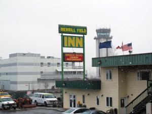 安克雷奇梅丽尔菲尔德酒店的机场标志,有控制塔