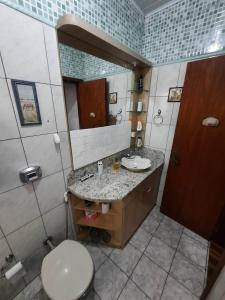 南卡希亚斯RESIDENCIA CASELANI的一间带水槽、卫生间和镜子的浴室