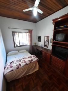 南卡希亚斯RESIDENCIA CASELANI的一间卧室配有一张床和一台平面电视
