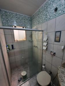 南卡希亚斯RESIDENCIA CASELANI的一间带卫生间和玻璃淋浴间的浴室