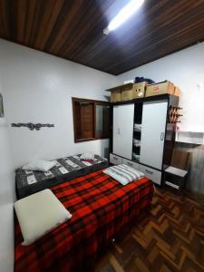 南卡希亚斯RESIDENCIA CASELANI的卧室配有一张床