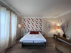 凯恩Le Saint Pierre Grand duplex hyper centre, port Caen的卧室配有白色的床和两盏灯。