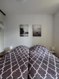 巴斯洛内特® Le Mexicain - Superbe T3 / Barcelonnette centre的卧室内的一张床铺,墙上有两张照片