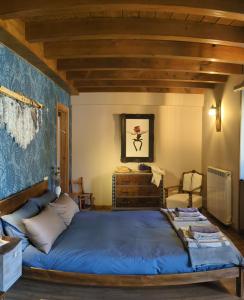 伊萨尔苏XANDUA Etxea - Selva de Irati -的一间卧室,卧室内配有一张蓝色大床