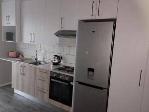 开普敦Cederberg Estate的厨房配有冰箱和炉灶。 顶部烤箱