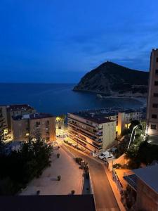 卡拉德费斯特拉特Apartamento, La Cala Vicent&Alba的夜晚可欣赏城市和大海的景色