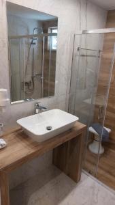 奈德里奈德里海滩酒店的一间带水槽和玻璃淋浴的浴室