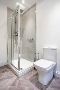 达灵顿The Crown, Modern and Stylish Home from Home的带淋浴和卫生间的白色浴室