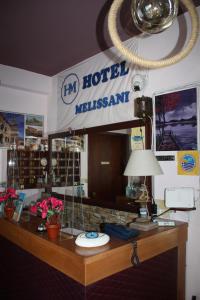 萨米Melissani hotel的墙上标有标志的酒店办公桌