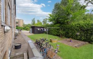 哥本哈根1 Bedroom Cozy Apartment In Valby的停在院子旁边的一群自行车