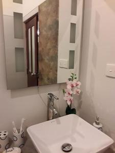 卡尔库达Aqua Marine Beach Hotel的浴室设有白色水槽和镜子