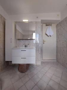 凯法利尼亚岛Giannata House的一间带水槽的浴室和一个带镜子的门