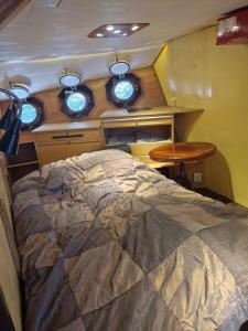 Ship Windö客房内的一张或多张床位