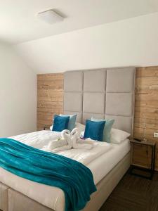 圣迈克尔隆高公寓酒店-达利拉的一间卧室配有一张带蓝白色枕头的大床