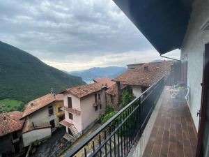 皮索涅Casa vacanze il pettirosso.的阳台享有部分建筑和山脉的景致。