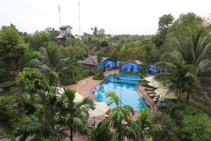 芹苴Vamxang Rustic Home的享有带游泳池的度假村的空中景致