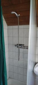 巴拉通马里亚弗都Balatonmáriafürdő Szabó apartman的浴室设有白色瓷砖墙和淋浴。