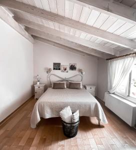 达西亚卡洛迪斯公寓的白色的卧室设有床和窗户