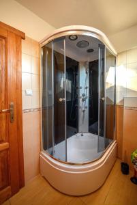Chatka M3的浴室设有玻璃淋浴间
