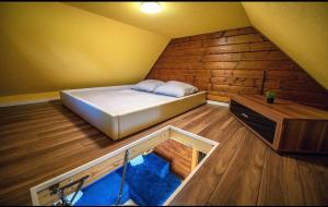 Chatka M3的一间设有床铺和木墙的房间