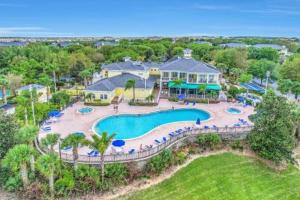 基西米Bahama Bay Resort & Spa - Deluxe Condo Apartments的享有带游泳池的度假村的空中景致