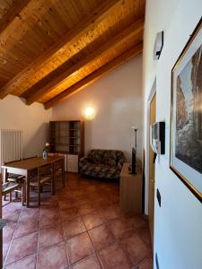 EnguisoAppartamenti Casa Miravalle的客厅配有桌子和沙发