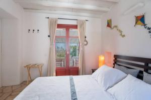 安倍拉斯Holiday residence for families and couples的一间卧室设有一张床和一扇红色的门