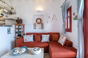 安倍拉斯Holiday residence for families and couples的客厅配有红色的沙发和桌子