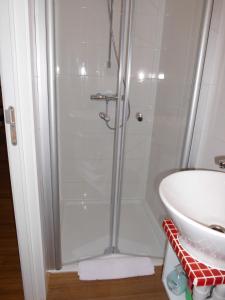 布鲁塞尔迷笛公寓酒店的淋浴位于盥洗盆旁的浴室