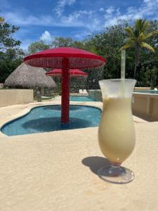 查梅Aurora Luxury Suite con acceso a la playa的坐在游泳池旁的桌子上喝一杯