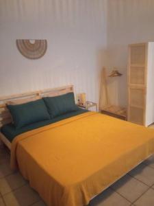萨拉米斯Studio 'Katerina by the Sea'的一间卧室配有一张黄色毯子床