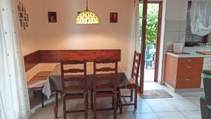 万塔西西Holiday Home Family - 100m from sea的厨房里设有1间带桌椅的用餐室