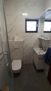 万塔西西Holiday Home Family - 100m from sea的白色的浴室设有水槽和卫生间。