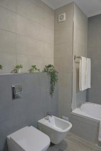 ParchalCasa Gaio's的浴室配有卫生间、浴缸和水槽。