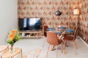 卡拉约基Apartment Hilmantori kaksio saunalla Kalajoki的客厅配有桌椅和电视。