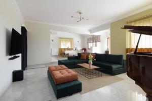 阿尔戈斯Villa Ero的客厅配有沙发和桌子